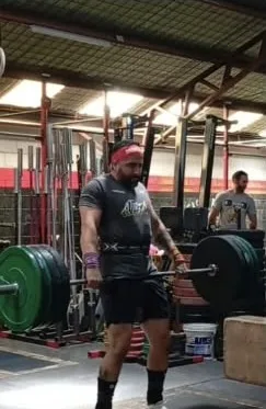 Kris preparando un peso muerto